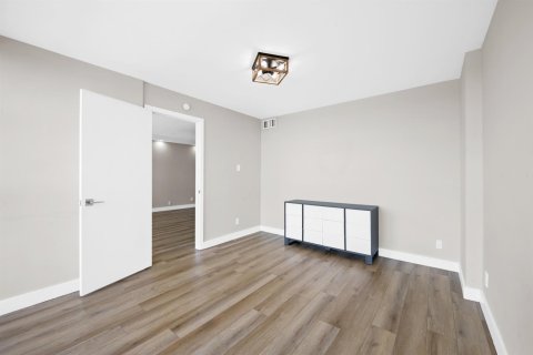 Condo in Hallandale Beach, Florida, 2 bedrooms  № 2077631 - photo 19