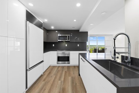 Condo in Hallandale Beach, Florida, 2 bedrooms  № 2077631 - photo 2