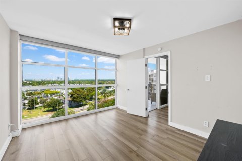 Condo in Hallandale Beach, Florida, 2 bedrooms  № 2077631 - photo 17