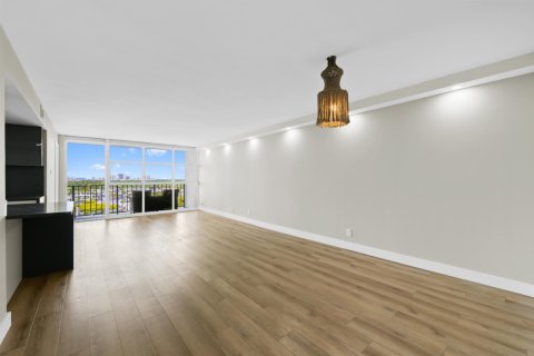 Condo in Hallandale Beach, Florida, 2 bedrooms  № 2077631 - photo 12
