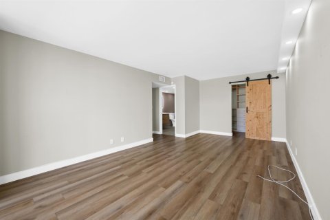 Condo in Hallandale Beach, Florida, 2 bedrooms  № 2077631 - photo 18