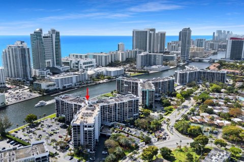 Condo in Hallandale Beach, Florida, 2 bedrooms  № 2077631 - photo 28