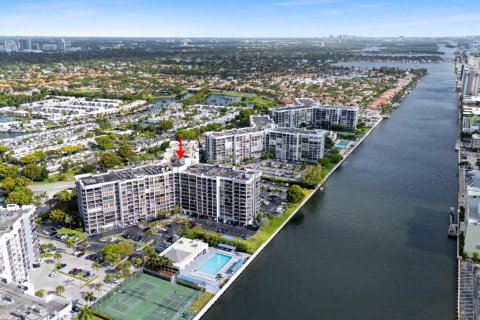 Condo in Hallandale Beach, Florida, 2 bedrooms  № 2077631 - photo 23