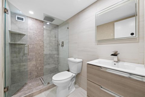 Condo in Hallandale Beach, Florida, 2 bedrooms  № 2077631 - photo 9