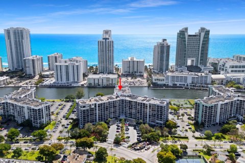 Condo in Hallandale Beach, Florida, 2 bedrooms  № 2077631 - photo 27