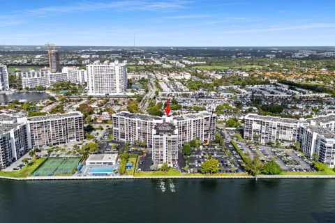 Condo in Hallandale Beach, Florida, 2 bedrooms  № 2077631 - photo 24