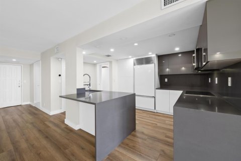 Condo in Hallandale Beach, Florida, 2 bedrooms  № 2077631 - photo 3
