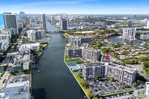 Condo in Hallandale Beach, Florida, 2 bedrooms  № 2077631 - photo 25