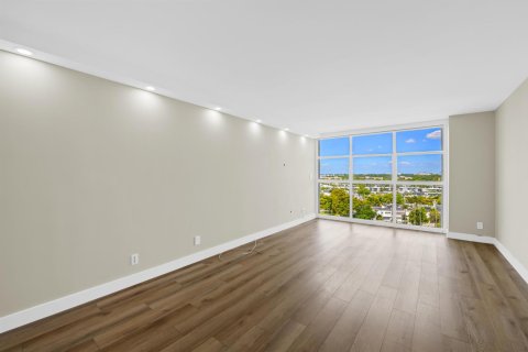 Condo in Hallandale Beach, Florida, 2 bedrooms  № 2077631 - photo 15