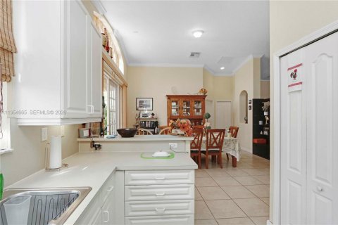 Villa ou maison à vendre à Miami, Floride: 4 chambres, 138.05 m2 № 2011013 - photo 10