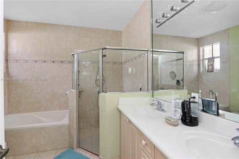 Villa ou maison à vendre à Miami, Floride: 4 chambres, 138.05 m2 № 2011013 - photo 15