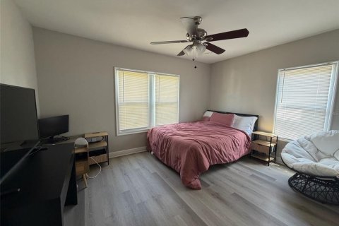 House in Tampa, Florida 4 bedrooms, 120.96 sq.m. № 2377991 - photo 12