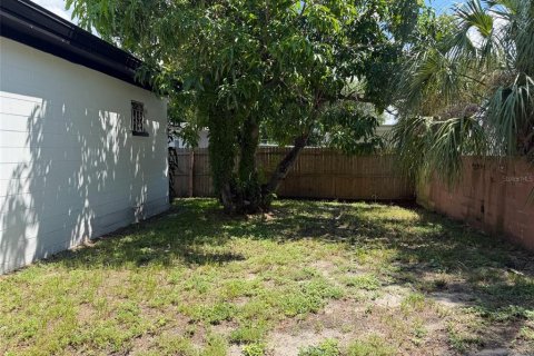 House in Tampa, Florida 4 bedrooms, 120.96 sq.m. № 2377991 - photo 20
