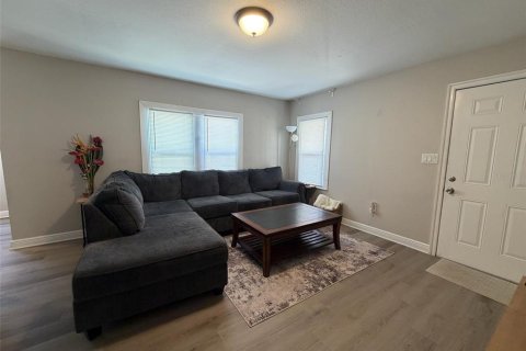 House in Tampa, Florida 4 bedrooms, 120.96 sq.m. № 2377991 - photo 5