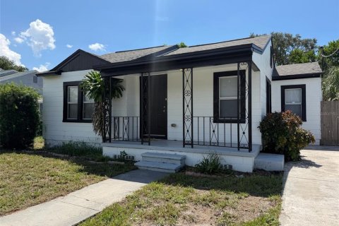 House in Tampa, Florida 4 bedrooms, 120.96 sq.m. № 2377991 - photo 2