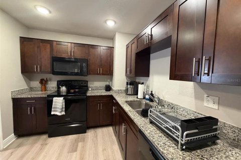 House in Tampa, Florida 4 bedrooms, 120.96 sq.m. № 2377991 - photo 6