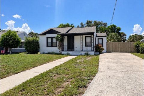 House in Tampa, Florida 4 bedrooms, 120.96 sq.m. № 2377991