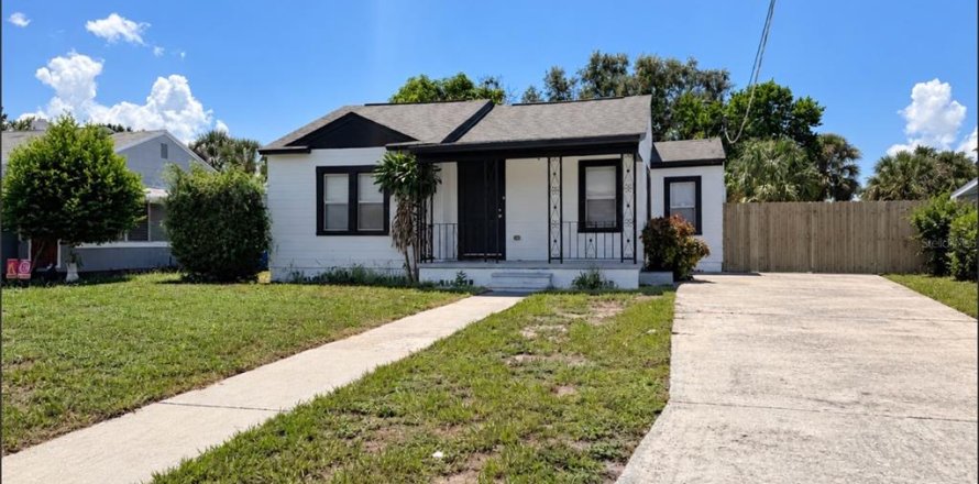 House in Tampa, Florida 4 bedrooms, 120.96 sq.m. № 2377991