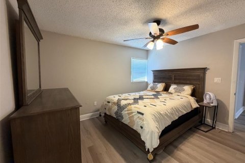 House in Tampa, Florida 4 bedrooms, 120.96 sq.m. № 2377991 - photo 9