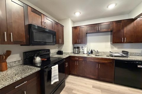 House in Tampa, Florida 4 bedrooms, 120.96 sq.m. № 2377991 - photo 7