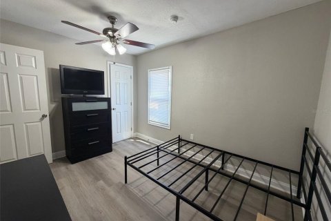 House in Tampa, Florida 4 bedrooms, 120.96 sq.m. № 2377991 - photo 15