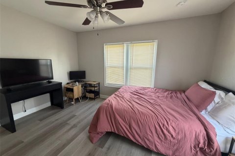 House in Tampa, Florida 4 bedrooms, 120.96 sq.m. № 2377991 - photo 13