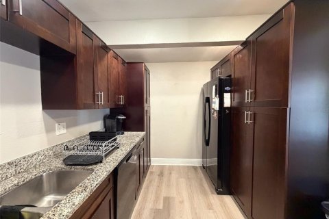 House in Tampa, Florida 4 bedrooms, 120.96 sq.m. № 2377991 - photo 8