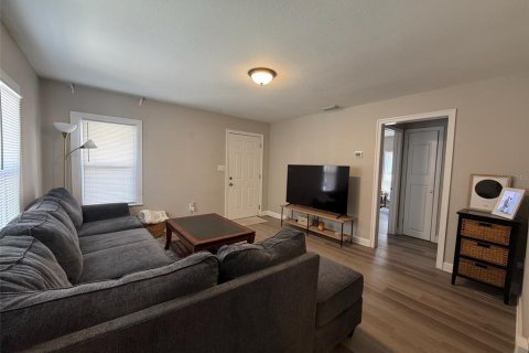 House in Tampa, Florida 4 bedrooms, 120.96 sq.m. № 2377991 - photo 4