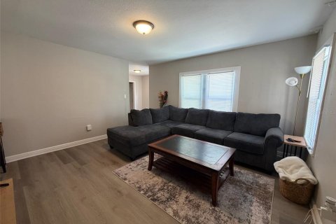 House in Tampa, Florida 4 bedrooms, 120.96 sq.m. № 2377991 - photo 3