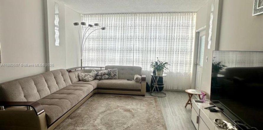 Кондоминиум с 1 спальней в Халландейл-Бич, Флорида № 1932220