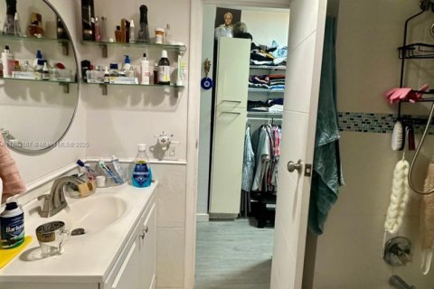 Купить кондоминиум в Халландейл-Бич, Флорида 1 спальня, 81.94м2, № 1932220 - фото 9