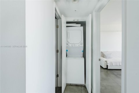 Condo in Miami Beach, Florida, 2 bedrooms  № 2002754 - photo 13