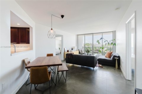 Condo in Miami Beach, Florida, 2 bedrooms  № 2002754 - photo 4