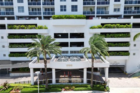 Condo in Miami Beach, Florida, 2 bedrooms  № 2002754 - photo 19