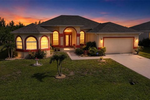 Villa ou maison à Port Charlotte, Floride 3 chambres, 207.36 m2 № 2313483
