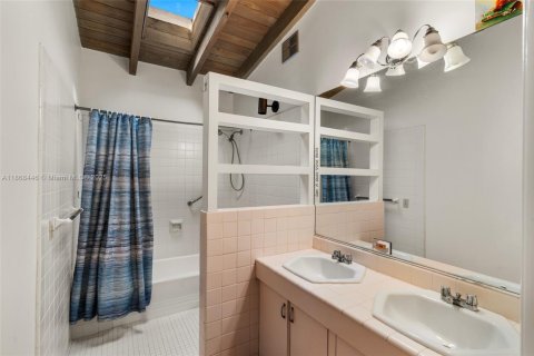 House in Pinecrest, Florida 6 bedrooms, 409.23 sq.m. № 1930747 - photo 26