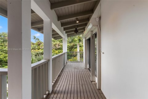 House in Pinecrest, Florida 6 bedrooms, 409.23 sq.m. № 1930747 - photo 22