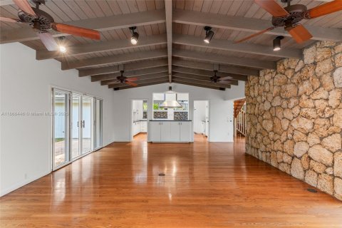 House in Pinecrest, Florida 6 bedrooms, 409.23 sq.m. № 1930747 - photo 4