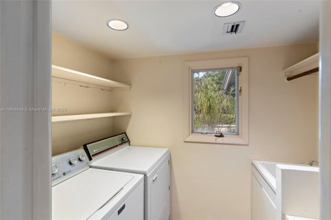 House in Pinecrest, Florida 6 bedrooms, 409.23 sq.m. № 1930747 - photo 29