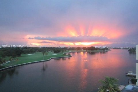 Кондоминиум с 2 комнатами в Бей-Харбор-Айлендс, Флорида № 2005240