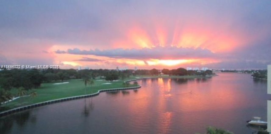 Кондоминиум с 2 комнатами в Бей-Харбор-Айлендс, Флорида № 2005240