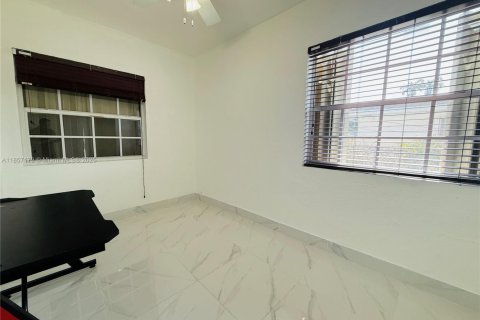 House in South Miami, Florida 3 bedrooms, 127.74 sq.m. № 1881603 - photo 16