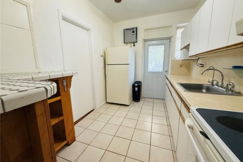 House in South Miami, Florida 3 bedrooms, 127.74 sq.m. № 1881603 - photo 9