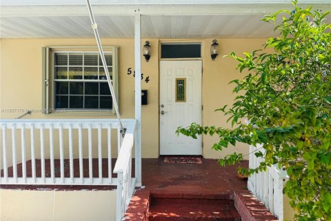 House in South Miami, Florida 3 bedrooms, 127.74 sq.m. № 1881603 - photo 1