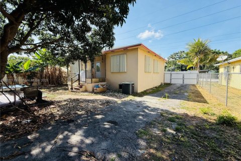 House in South Miami, Florida 3 bedrooms, 127.74 sq.m. № 1881603 - photo 24