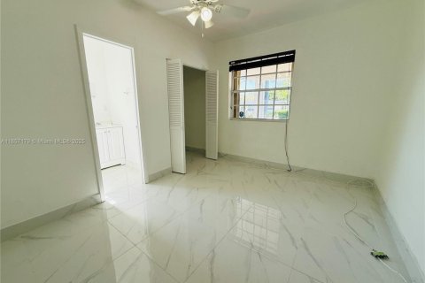 House in South Miami, Florida 3 bedrooms, 127.74 sq.m. № 1881603 - photo 18