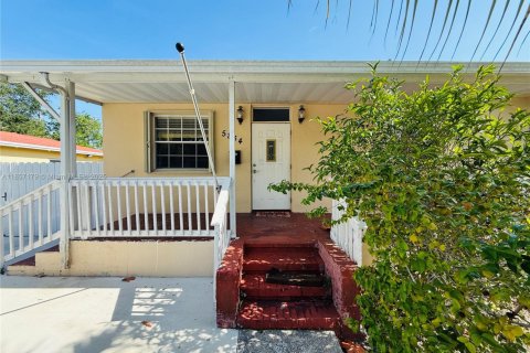House in South Miami, Florida 3 bedrooms, 127.74 sq.m. № 1881603 - photo 2