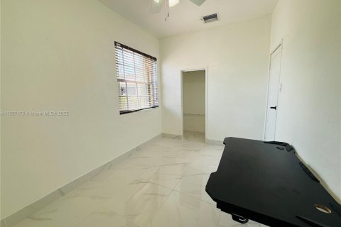 House in South Miami, Florida 3 bedrooms, 127.74 sq.m. № 1881603 - photo 17