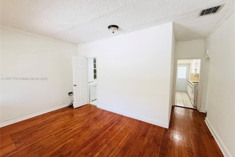 House in South Miami, Florida 3 bedrooms, 127.74 sq.m. № 1881603 - photo 6