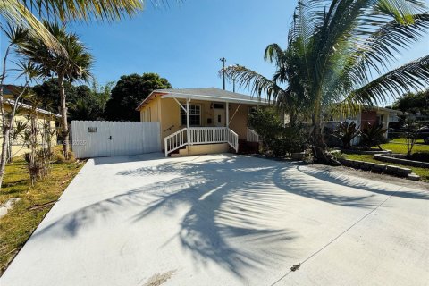 House in South Miami, Florida 3 bedrooms, 127.74 sq.m. № 1881603 - photo 5